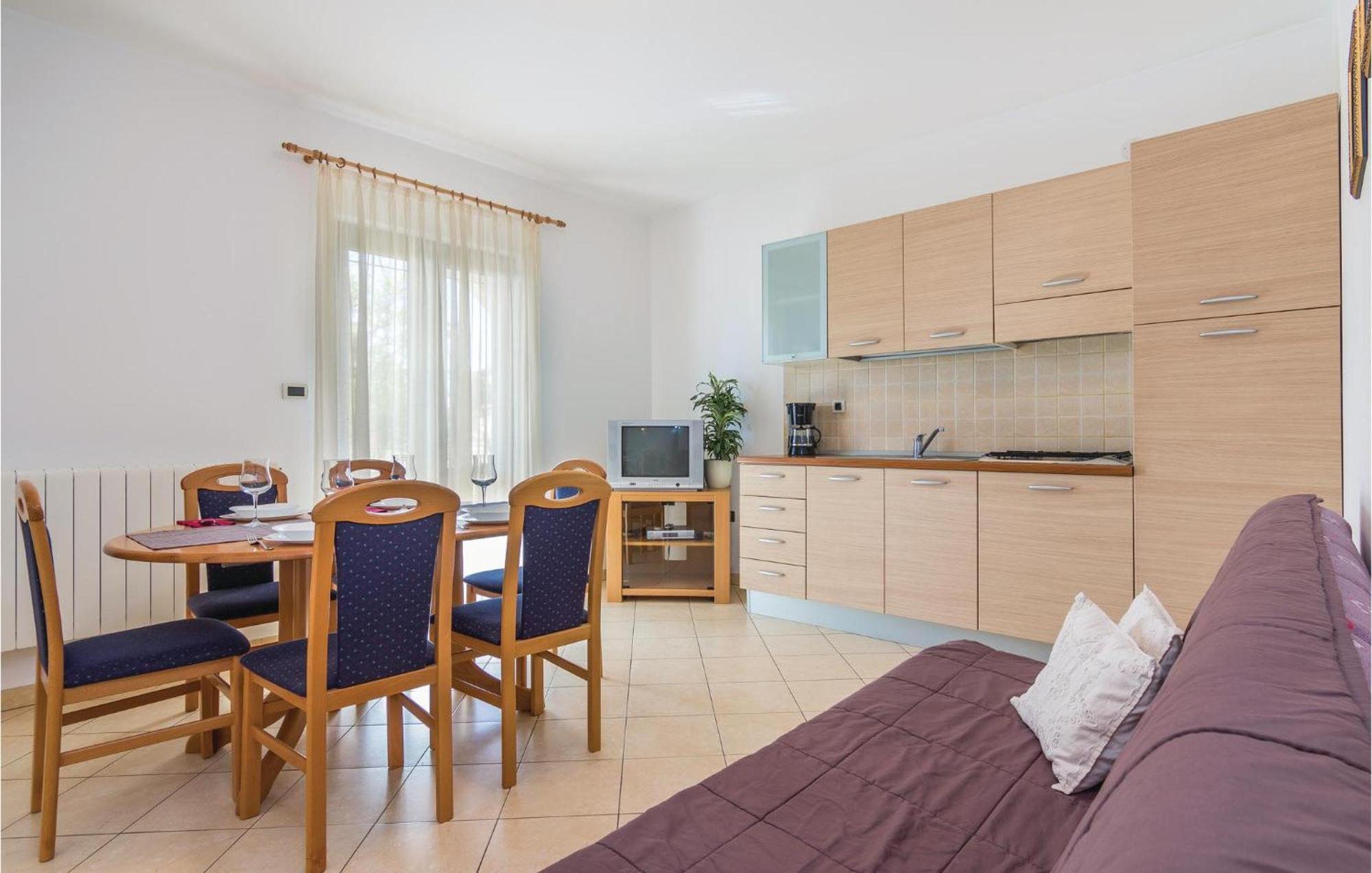 Beautiful Apartment In Porec With Kitchen Bagian luar foto