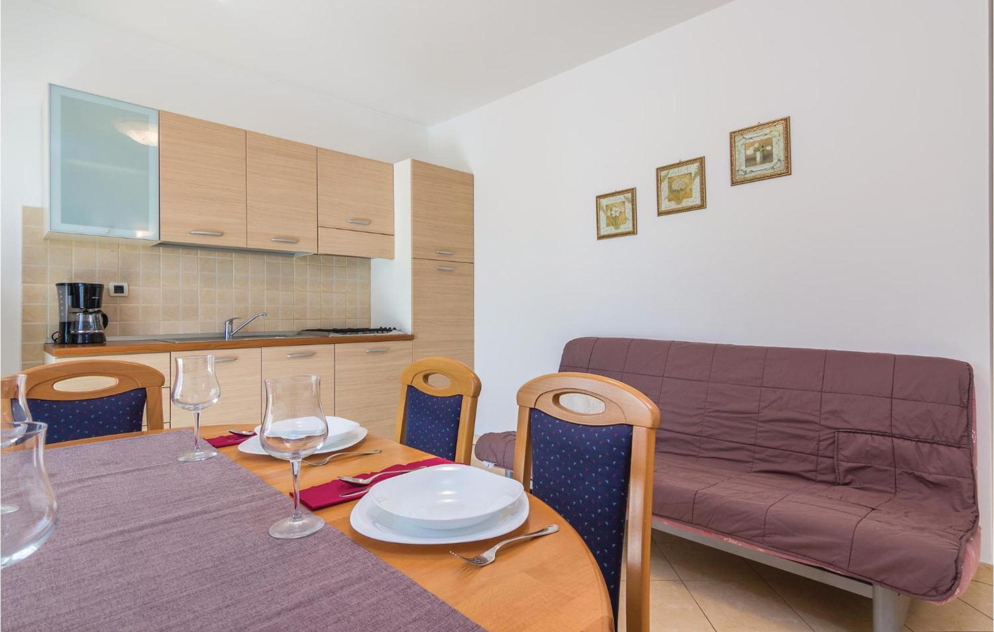 Beautiful Apartment In Porec With Kitchen Bagian luar foto